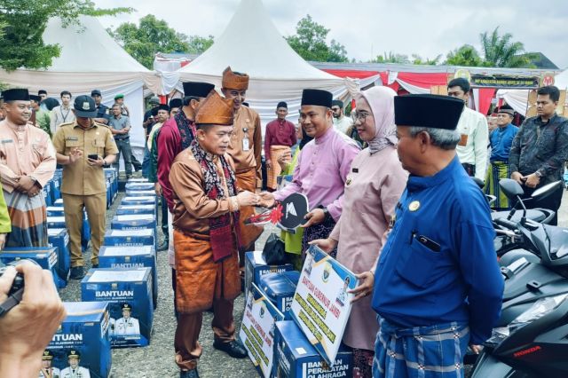 Saat Gubernur Al Haris Serahkan Bantuan Motor Dinas Kades se-Muaro Jambi