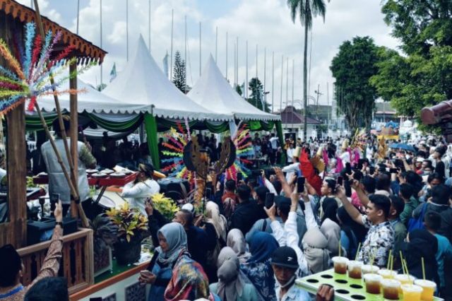 Pawai Ta’aruf STQH ke-XXVII Dimeriahkan Ribuan Peserta