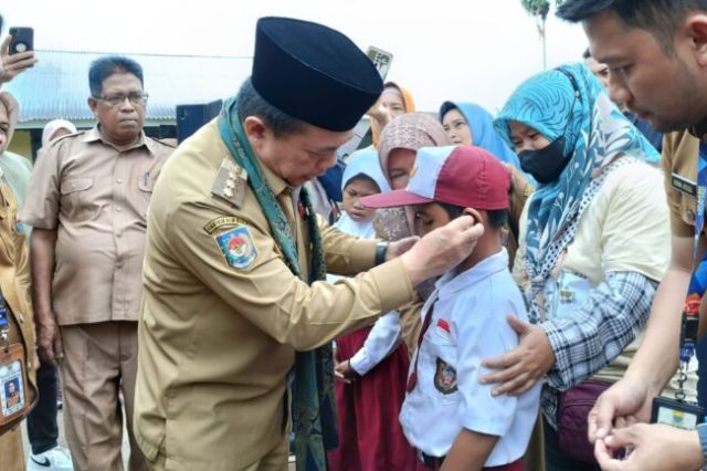 Tangis Bahagia Siti Aisyah Saat Anaknya Dapat Alat Bantu Dengar Program Dumisake Al Haris