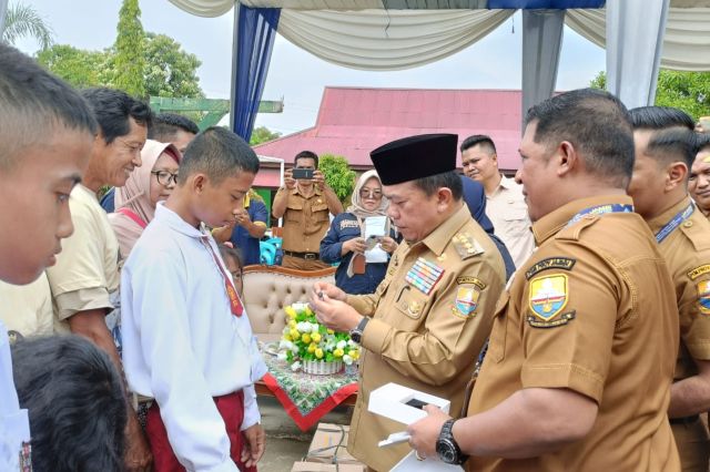 Gubernur Al Haris Salurkan Bantuan Pendidikan Program Dumisake untuk 476 Siswa di Merangin