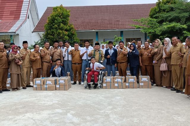 Gubernur Al Haris Serahkan Dumisake Pendidikan untuk 632 Siswa di Sarolangun