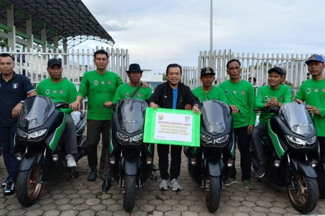 Gubernur Al Haris Serahkan 110 Motor Dinas untuk Kades di Batanghari