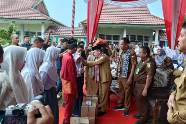 Giliran 332 Siswa di Tanjab Timur Terima Bantuan Pendidikan dari Gubernur Al Haris