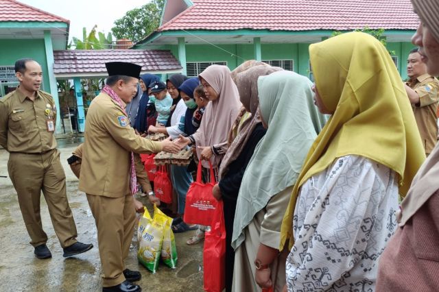 Senyum Sumringah Warga Tanjab Timur Terima Bantuan Gubernur: Berikut 10 Bantuannya