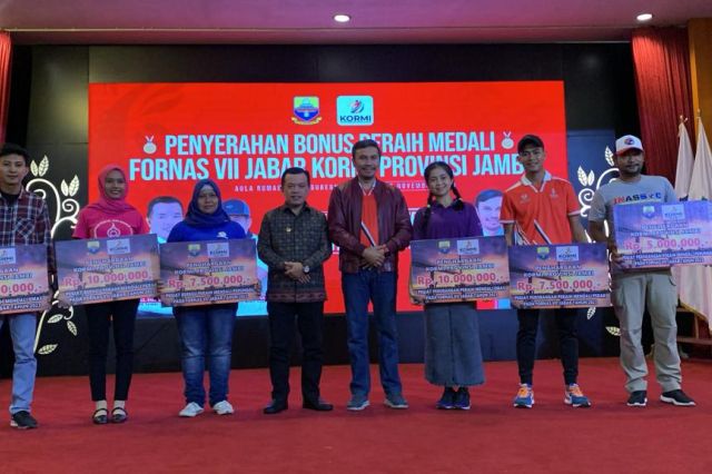 Serahkan Bonus Atlet Kormi, Edi Purwanto: Tetap Semangat Harumkan Nama Jambi