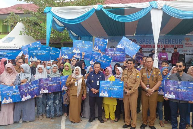Puncak SMAN 1Tanjab Barat Expo ke-5: Gubernur Al Haris Serahkan Bantuan Dumisake