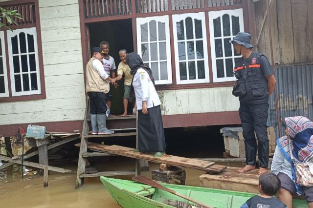 Tinjau Banjir di Kasang-Seberang: Gubernur Al Haris Gunakan Perahu Antar Bantuan untuk Korban Banjir