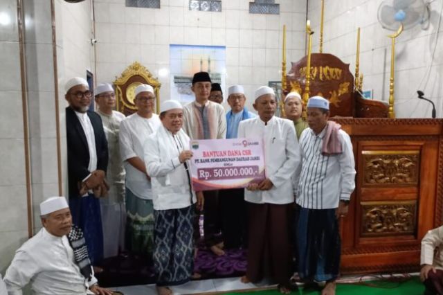 Safari Subuh di Sekernan: Gubernur Al Haris Serahkan Bantuan Masjid