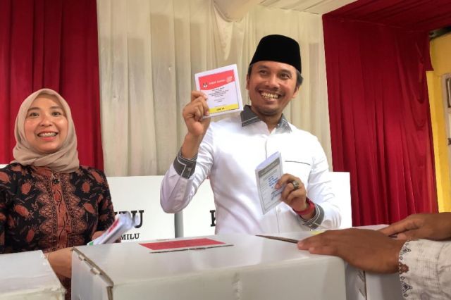 Berjalan Kaki: Edi Purwanto Bersama Istri Nyoblos di TPS 13 Kenali Besar