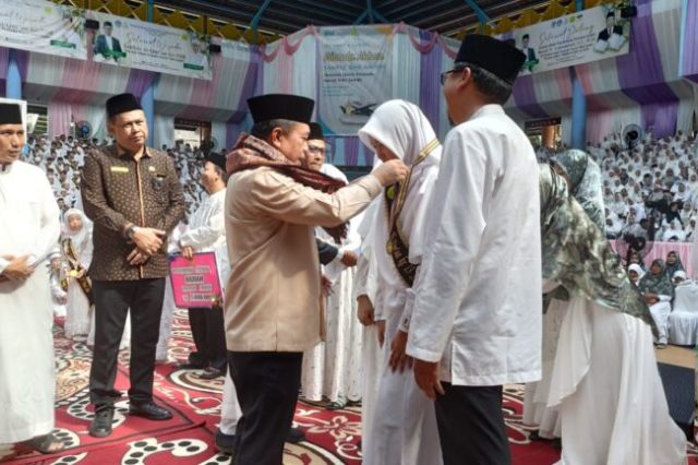 Gubernur Al Haris Berikan Hadiah Umroh Tahfiz 30 Juz Quran dan Guru SIT Nurul Ilmi Jambi