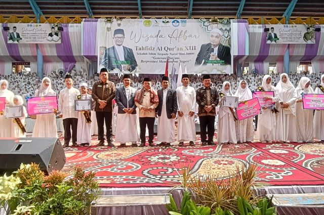 Kadisdik Syamsurizal Hadiri Wisuda Akbar Tahfiz Quran SIT Nurul Ilmi Jambi