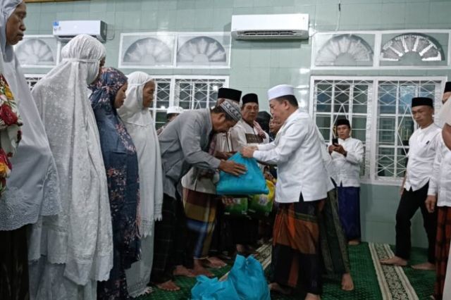 Safari Subuh di Masjid Al Muqorrobin: Gubernur Al Haris Santuni Anak Yatim dan Berikan Sembako pada Lansia