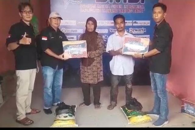 SMSI Tanjab Barat Bagikan Paket Sembako, Ikmal: Sebagai Kepedulian Media Terhadap Sesama