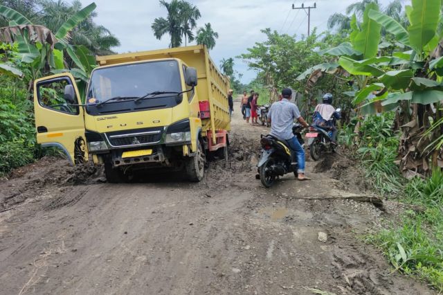 Jalan di Simbur Naik Tanjabtim Rusak: Bak Kubangan Kerbau