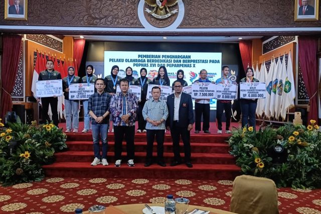 Gubernur Al Haris Serahkan Bonus Kontingen Popnas dan Peparpenas Jambi