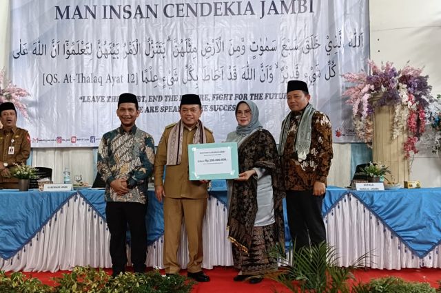 Hadiri Pelepasan Kelas XII MAN Insan Cendekia: Gubernur Al Haris Beri Sumbangan Rp 200 Juta untuk Peralatan Marching Band