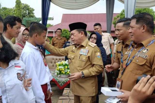 Dumisake Pendidikan: Ribuan Siswa Tak Mampu di Sekolah Swasta Terima Bantuan SPP dari Gubernur Al Haris