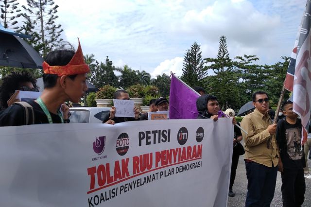 Koalisi Penyelamat Pilar Demokrasi di Jambi Demo Tolak RUU Penyiaran