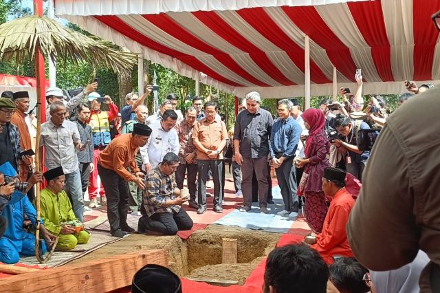 Gubernur Al Haris Lakukan Peletakan Emas Prosesi Tegak Tiang Tuo: Mega Proyek Revitalisasi KCBN Muarajambi