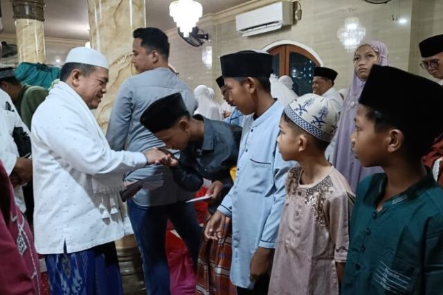 Safari Subuh di Masjid Baitul Mukhlisin Paal Merah: Gubernur Al Haris Berikan Sembako dan Santuni Anak Yatim