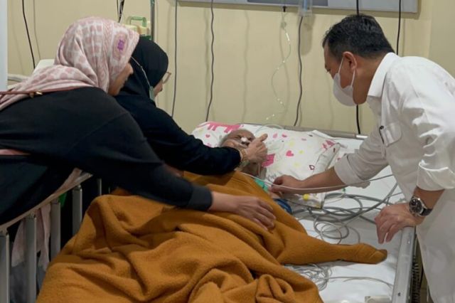 Al Haris Besuk Inisiator PAN Jambi A Syar'i A Roni di RS Hermina Daan Mogot