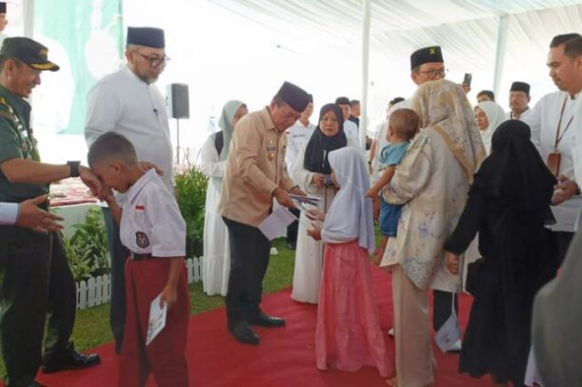 Peringati 10 Muharram: Gubernur Al Haris Berbagi Kebahagiaan Bersama Ribuan Anak Yatim