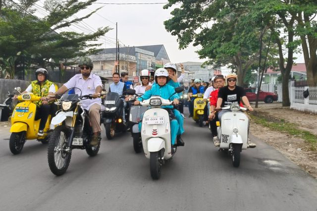 Kendarai Motor: Al Haris-Sani Tiba di KPU Diiringi Ribuan Pendukung