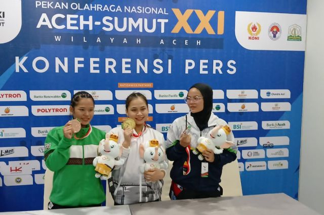 Juliana Klarisa Atlet Angkat Besi Sumbangkan Medali Emas Pertama untuk Jambi di PON Aceh-Sumut