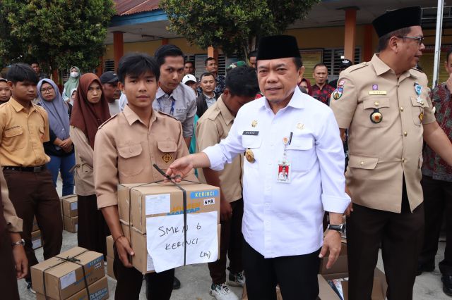 Al Haris Gubernur Jambi Serahkan Dumisake Bantuan Pendidikan dan Modal UMKM di Kerinci