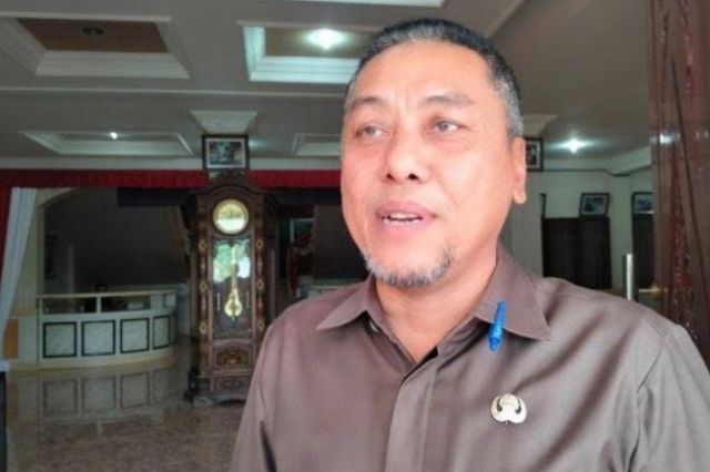 Oknum Lurah Pasang Baliho Paslon: Ini Respon Sekda Tanjab Timur