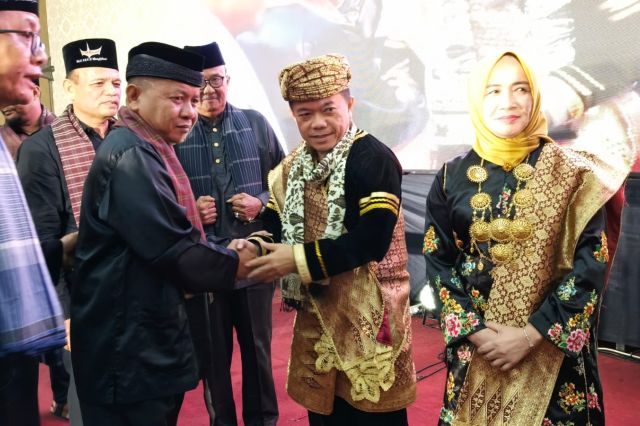 Al Haris Dianugerahi Gelar Adat Sutan Rajo Alam Nan Kuniang Oleh LKAAM Pariaman