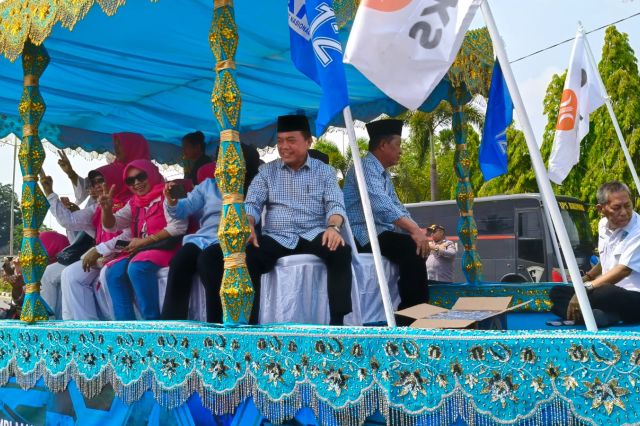 Naiki Mobil Pelaminan Khas Jambi: Haris-Sani Ikuti Deklarasi Pilkada Damai