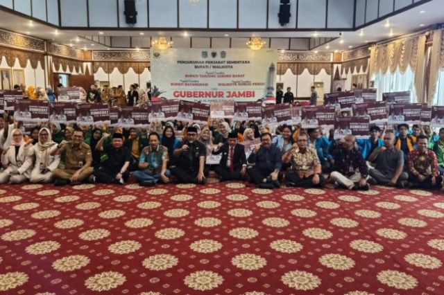 376 Beasiswa Jambi Terima Bantuan Beasiswa Dumisake dari Gubernur Al Haris