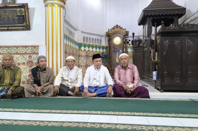 Al Haris Subuh Berjamaah Bersama Warga di Masjid Tua Bungo