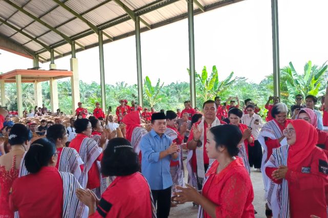 Hadiri HUT PBB Sarolangun: Al Haris Dihadiahi Ulos sebagai Bagian dari Keluarga PBB