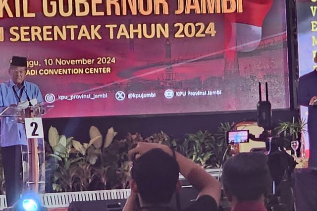 Debat Cawagub Jambi 2024: Abdullah Sani Tampil Santai Penuh Kharisma, Sudirman Tegang