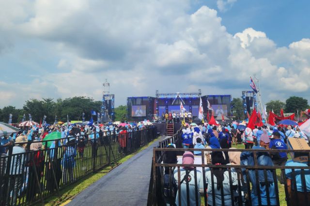 Ribuan Massa Mulai Padati Kampanye Akbar Nomor Urut 2 Haris-Sani