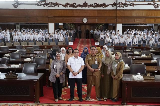 Ahmad Fauzi Sambut Kunjungan Belajar Siswa SMAN 4 Kota Jambi ke DPRD Jambi
