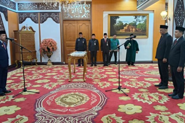 Gubernur Al Haris Lantik Kepala Biro Organisasi dan Kepala Biro Perekonomian