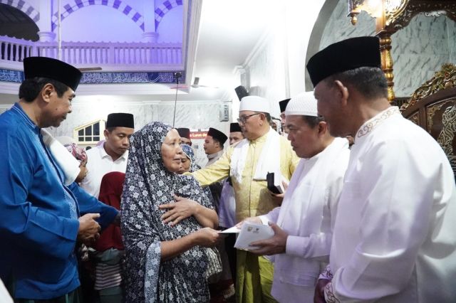 Safari Ramadan di Merangin: Gubernur Al Haris Santuni Anak Yatim dan Lansia