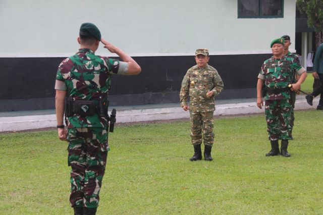 Gubernur Al Haris Pimpin Upacara Pelepasan 480 Satgas Papua Batalyon 142/Ksatria Jaya