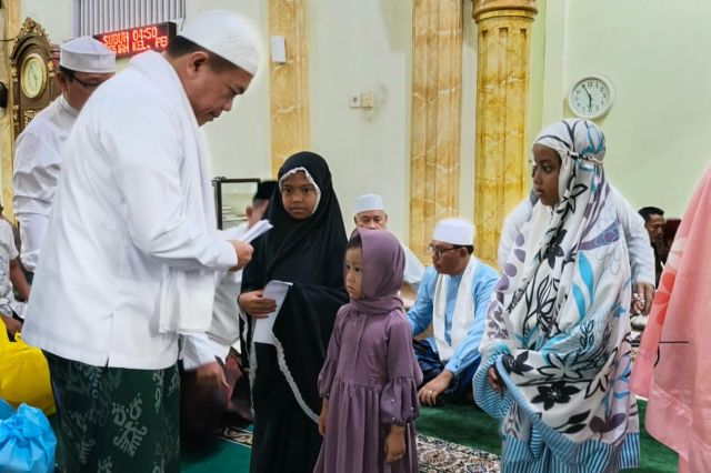 Safari Subuh di Masjid Istiqomah Penyengat Rendah: Gubernur Al Haris Santuni Anak Yatim dan Dhuafa