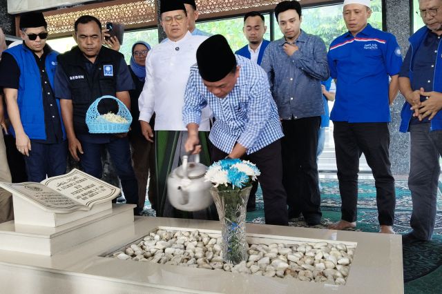 Pengurus DPW PAN Jambi Ziarah ke Makam Inisiator PAN Jambi