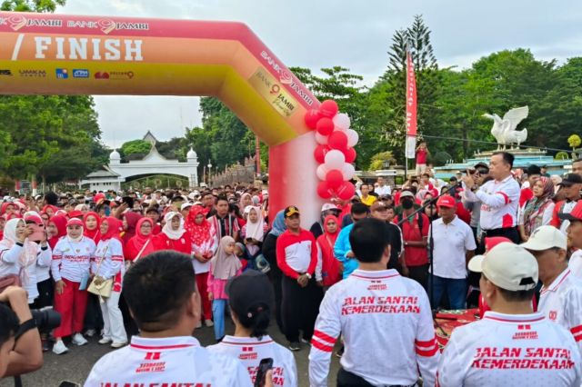 Gubernur Al Haris Lepas Ribuan Peserta Jalan Santai Kemerdekaan di Jambi