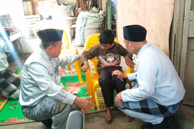 Tersentuh Lihat Kondisi Misba: Gubernur Al Haris Serahkan Kursi Roda dan Perbaiki Rumah