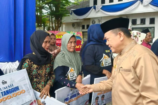 HUT ke-26 Muaro Jambi: Puluhan Warga Dapat Kado Bedah Rumah dari Gubernur Al Haris Senilai Rp 1,2 Miliar