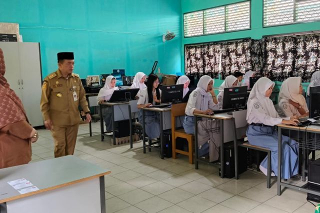 Pantau Pelaksanaan TKA, Gubernur Al Haris: Bagus untuk Mengukur Kemampuan Siswa dan Keberhasilan Guru