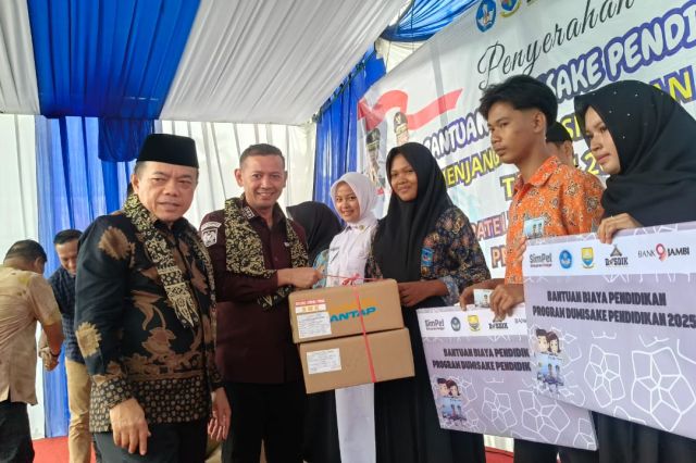 Gubernur Al Haris Serahkan Dumisake Pendidikan di Tanjab Timur