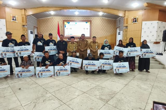 Gubernur Al Haris Serahkan Bantuan Kebakaran, Perahu Nelayan, UMKM dan Bedah Rumah untuk Tanjab Barat