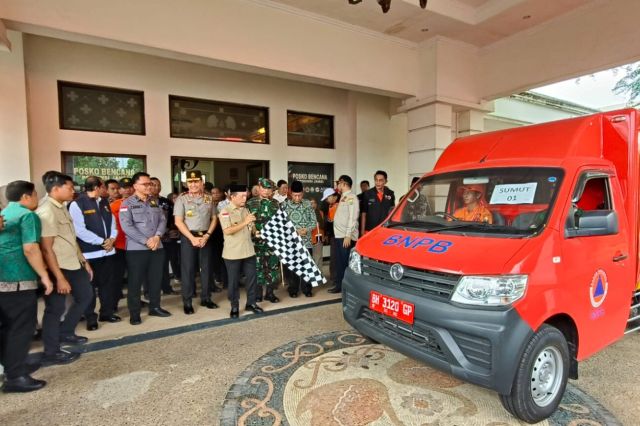 Gubernur Al Haris Lepas 25 Truk Bantuan dan Rp 2,5 M Donasi Jambi untuk Korban Bencana Sumatera